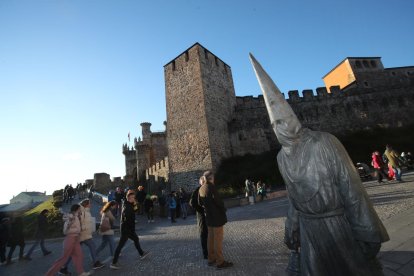 El Castillo de Ponferrada es punto de encuentro tanto de turistas como de congresistas.