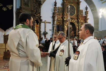 José María Domínguez, en el centro, es el nuevo abad de Minerva.