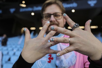 Aficionados con las uñas pintadas en protesta por los insultos a Borja Iglesias en el partido de Liga celebrado en el Estadio de Balaidos. EFE/Salvador Sas.