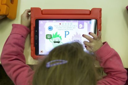 Una alumna de un colegio leonés con una tableta en el aula.