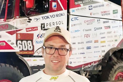 Raúl Arteaga con su trofeo del Dakar y junto a sus compañeros Alberto Alonso y Gustavo Ibeas.