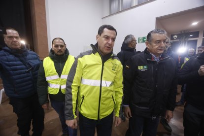 El presidente de Andalucía, Juanma Moreno (c), y el consejero andaluz de Sanidad, Antonio Sanz (d), durante la visita al centro de emergencias en Adamuz (Córdoba). EFE/ Salas.