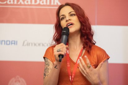 La ponente interviene en una mesa redonda sobre liderazgo y cultura contemporánea durante un evento patrocinado por CaixaBank.
