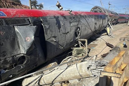 Vista del tren Iryo que descarriló ayer e impactó contra un Alvia.
