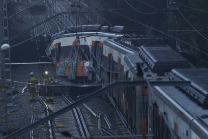 Bomberos revisan este miércoles el tren de Rodalies descarrilado el día anterior en Barcelona