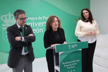 Noelia Flórez junto a la vicerrectora del Campus de Ponferrada, Pilar Marqués, y el vicerrector de Investigación y Transferencia, Santiago Gutiérrez