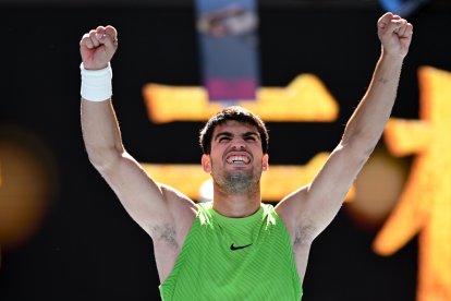 Carlos Alcaraz celebra su triunfo en la segunda ronda del Abierto de Australia.