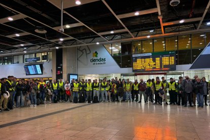 Maquinistas y trabajadores de Rodalies han guardado un minuto de silencio este miércoles en la Estación de Sants.