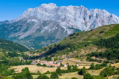 Posada de Valdeón, puerta de entrada al valle, combina la tradición rural con el acceso a uno de los entornos más espectaculares del norte de España.