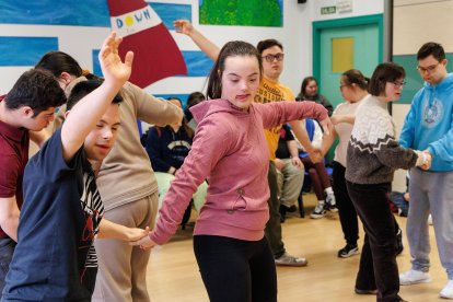 Pablo y Paula, pareja de baile en primer plano, con el grupo de Down León Amidown.