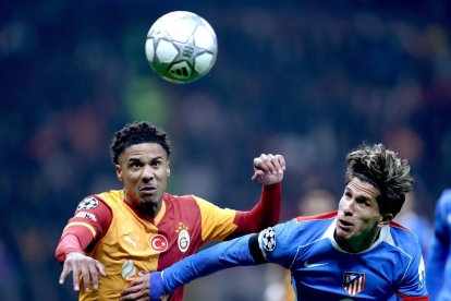 Giuliano Simeone pugna por el balón con un rival.