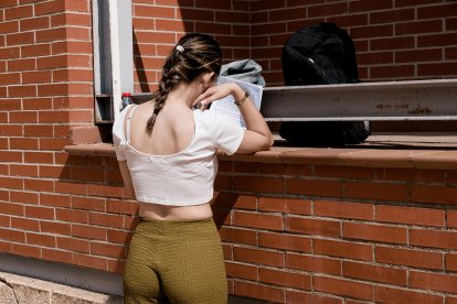 Archivo - Una alumna repasa antes de realizar un examen.