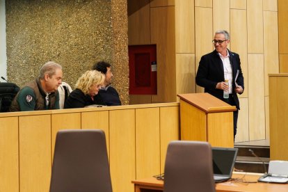 El alcalde conversa antes del pleno con el portavoz del PP, Manuel García.