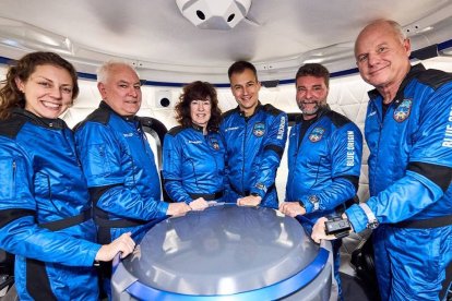 Alberto Gutiérrez, cuarto por la izquierda, con el resto de tripulantes del viaje del Blue Origin.