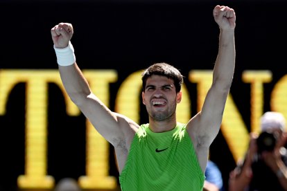 Carlos Alcaraz celebra su triunfo frente al francés Moutet que lo mete en octavos de final en el Abierto de Australia.