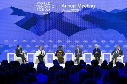 Andrew R. Sorkin, del New York Times, Kristalina Georgieva, del FMI, Ngozi Okonjo-Iweala, del World Trade Organization, Mohammed Al-Jadaan, ministro de Finanzas de Arabia Saudí, Christine Lagarde, presidenta del BCE, y Albert Burla, CEO de Pfizer, ayer, en Davos.
attend a plenary session on the closing day of the 56th annual meeting of the World