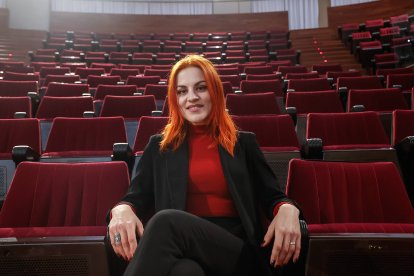 La astronauta leonesa Sara García Alonso, elegida entre los 20 perfiles más influyentes de LinkedIn en España, durante un encuentro de divulgación científica.