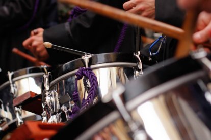 Cofrades interpretando marchas con tambores durante la Semana Santa leonesa, una tradición que acompaña también el consumo de la típica limonada.