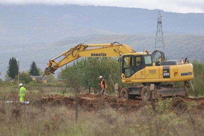 Maquinaria soterrando la tubería de enlace entre el Canal Alto del Bierzo y el Canal Bajo.