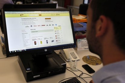 Un joven realiza una compra por Internet.