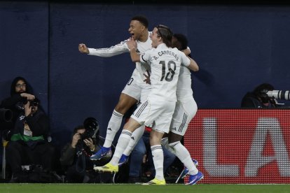 Mbappé celebra con sus compañeros uno de sus goles.