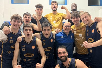 Tino Ugidos en la celebración de la victoria de su último partido.