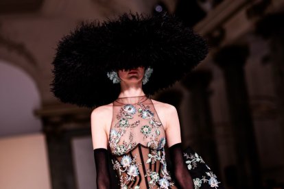  Un diseño de Tamara Ralph durante la moda de París.