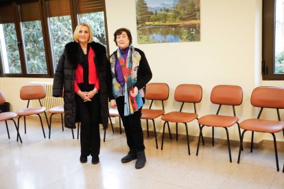 Dolores Cao y María Jesús Domínguez, en la sala donde acompañan a los grupos de rehabilitación.