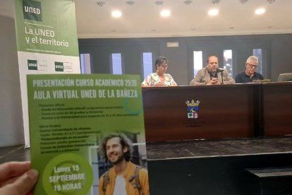Un momeno de la presentación celebrada en La Bañeza.