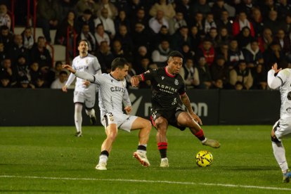 Lucas Ribeiro en un lance del partido contra el Ceuta.