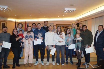 Un momento de la entrega de los cheques bebé el pasado viernes.