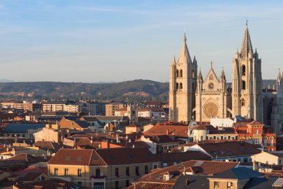 León desde las alturas: tejados rojizos, montañas al fondo y una catedral que corta la respiración con solo mirarla.