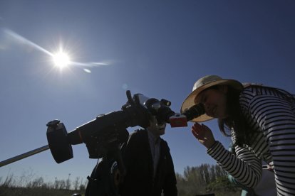 Una mujer observa el sol durante el eclipse parcial que se produjo en 2025, con la Asociación Leonesa de Astronomía.