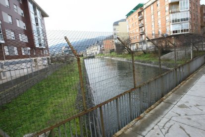 El canal de Cornatel a su paso por la parte alta de Ponferrada, que pretende cubrirse con ayuda de Endesa tras la negociación en curso del alcalde.