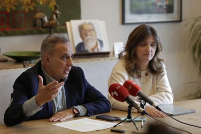 Joaquín Otero, director de la fundación, y Nuria González, rectora de la ULE, presentaron las becas el año pasado.