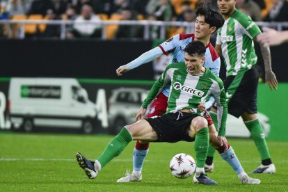 Marc Roca, del Betis, pugna con Inbeom Hwang, del Feyenoord.