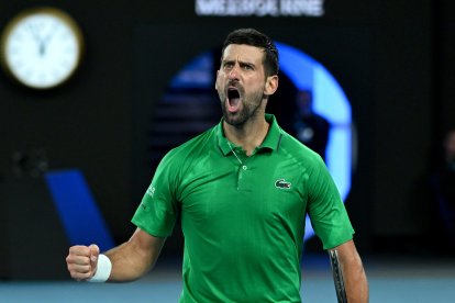 Novak Djokovic celebra exultante su triunfo frente a Sinner en las semifinales del Abierto de Australia .