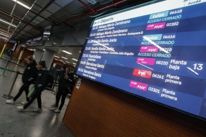 Vista de los paneles de salidas de trenes de la estación Puerta de Atocha en Madrid.