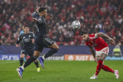 Mbappé y Otamendi pugnan por el balón en el partido del miércoles entre el Benfica y el Real Madrid en Portugal.