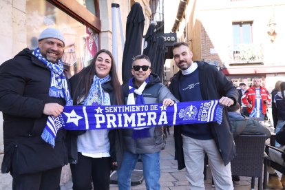 Aficionados del Deportivo de la Coruña en la plaza de San Martín