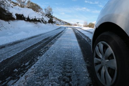 Nieve en una carretera de la provincia