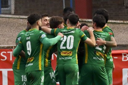 Los jugadores del Atlético Astorga celebran su triunfo frente al Real Ávila por 2-4.