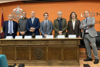 El presidente del Colegio Oficial de la Profesión Veterinaria de León, Álvaro Borge, el presidente de ColproLeón, José Antonio Cuba, el delegado territorial, Eduardo Diego y el alcalde, José Antonio Diez
