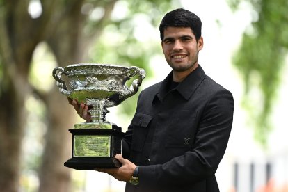 Carlos Alcaraz posa con su trofeo de campeón del Abierto de Australia 2026 tras imponerse en la final a Novak Djokovic.