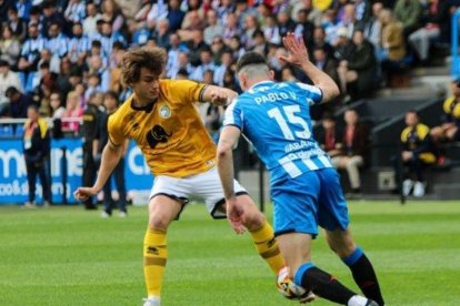 Slavy, nuevo jugador de la Deportiva, en su etapa en Unionistas CF, trata de irse de Pablo Vázquez en un partido en Riazor.