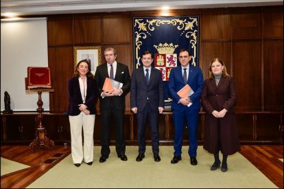 Mañueco, con representantes de Vitartis.