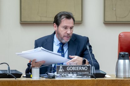 El ministro de Transportes y Movilidad Sostenible, Óscar Puente, comparece ante la Comisión de Transportes y Movilidad Sostenible, en el Congreso de los Diputados, a 3 de febrero de 2026, en Madrid (España).