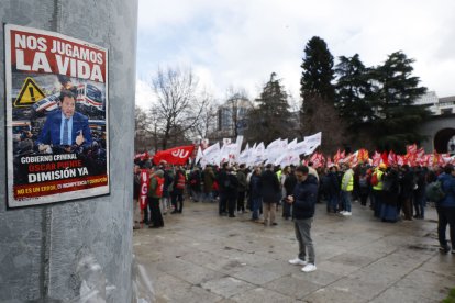 Comités de empresa del Grupo Renfe y Adif se concentran frente al Ministerio de Trnasportes para exigir responsabilidades que garanticen la seguridad.