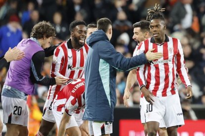 Iñaki Williams celebra con sus compañeros el gol del Athletic en el descuento para pasar.