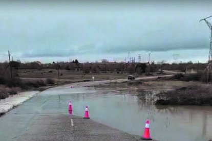 'Laguna' que cruza el vial de acceso a la urbanización de El Cueto de San Miguel del Camino.